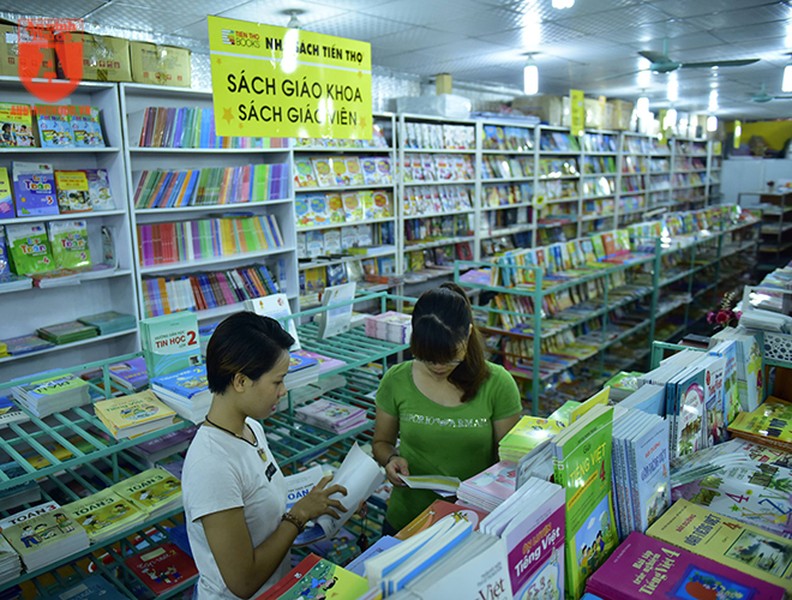 Hà Nội: Phụ huynh chật vật tìm mua sách giáo khoa đầu cấp