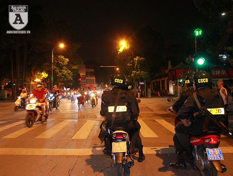Công an Hà Nội trắng đêm trên đường cùng người hâm mộ bóng đá
