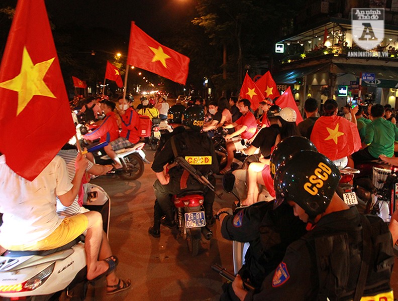 Công an Hà Nội trắng đêm trên đường cùng người hâm mộ bóng đá
