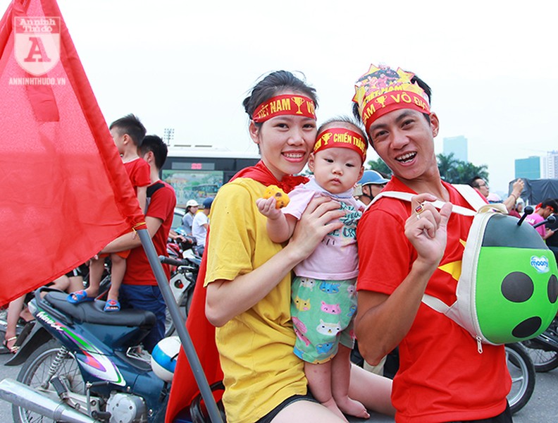 Mỹ Đình rực đỏ chào đón đoàn thể thao Việt Nam