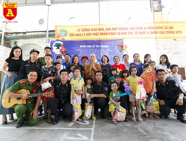 Cảnh sát Cơ động vui Tết Trung thu cùng trẻ em mồ côi