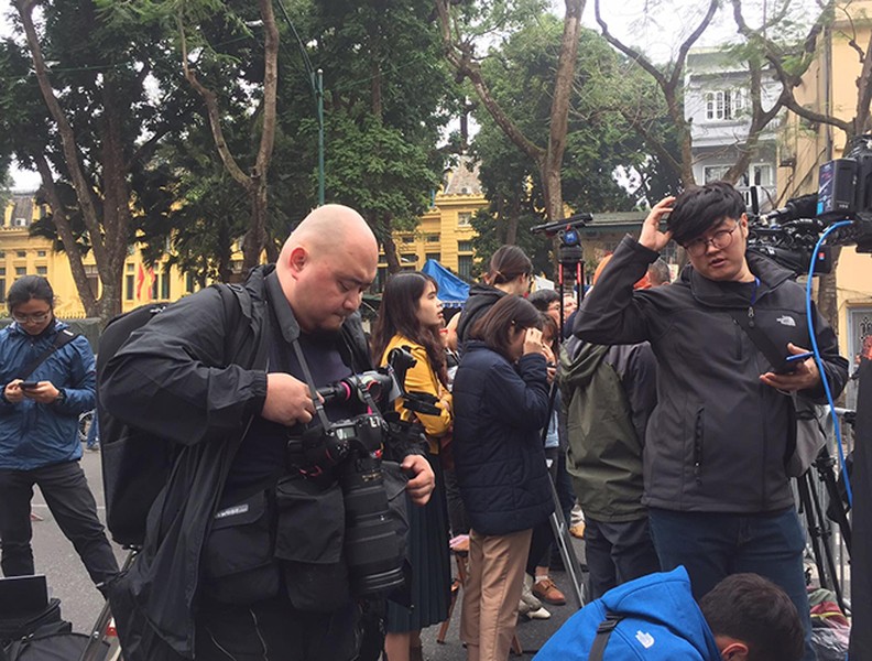Đông đảo phóng viên quốc tế đưa tin sự kiện Chủ tịch Triều Tiên Kim Jong-un đến Hà Nội