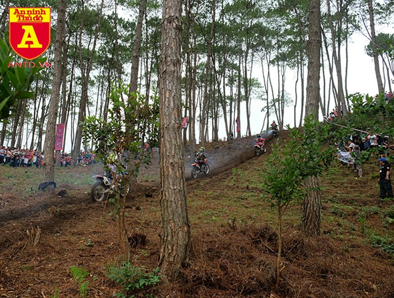 Cận cảnh những tay đua mô tô tranh tài ở Hà Giang