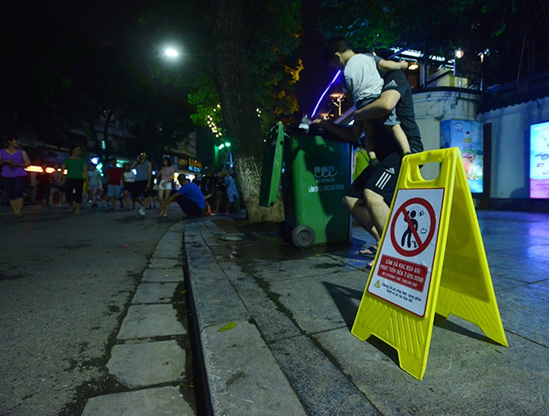Ghi hình xử phạt hành vi xả rác nơi công cộng ở Hà Nội