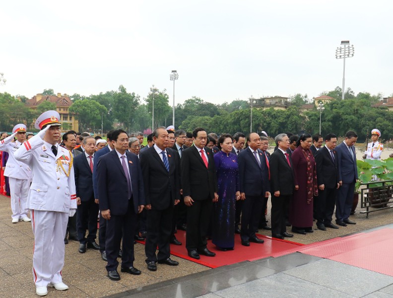 Đại biểu Quốc hội viếng Chủ tịch Hồ Chí Minh trước khai mạc Kỳ họp thứ 7 Quốc hội khóa XIV