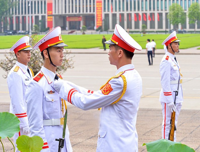 Đại biểu Quốc hội viếng Chủ tịch Hồ Chí Minh trước khai mạc Kỳ họp thứ 7 Quốc hội khóa XIV