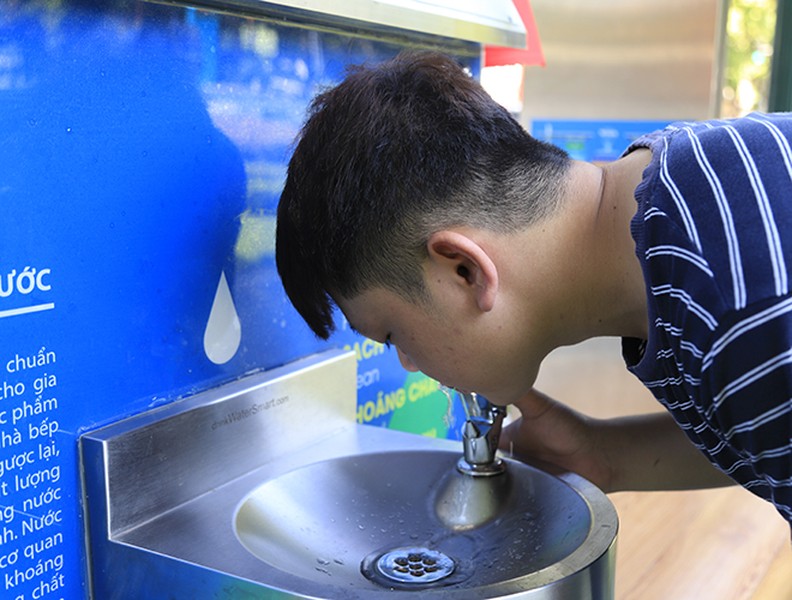 Người dân Hà Nội hào hứng sử dụng máy lọc nước thông minh nơi công cộng