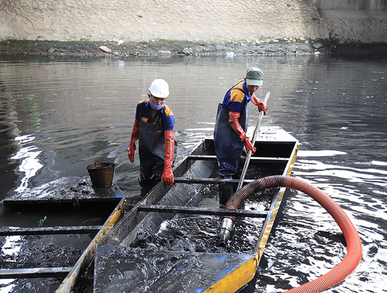 Công nhân dầm mình dưới bùn làm sạch sông Tô Lịch