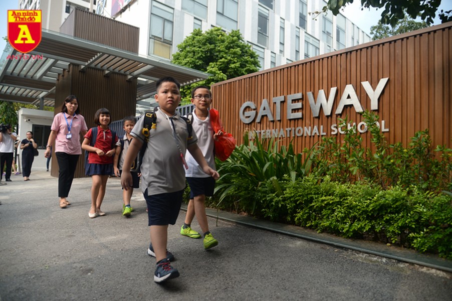 Cận cảnh việc đưa đón học sinh của trường Quốc tế Gateway