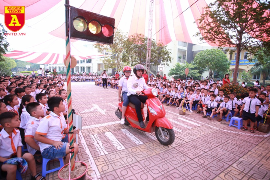 Học sinh Hà Nội thích thú khi được thực hành kiến thức an toàn giao thông