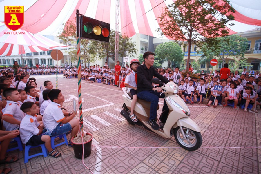 Học sinh Hà Nội thích thú khi được thực hành kiến thức an toàn giao thông