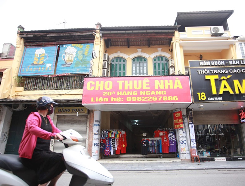 Hình ảnh khác lạ trên những tuyến phố vốn sầm uất nhất của Hà Nội