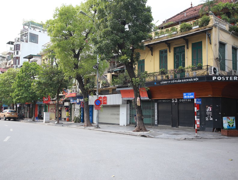 Hình ảnh khác lạ trên những tuyến phố vốn sầm uất nhất của Hà Nội