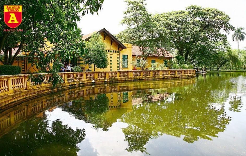 Thăm khu di tích nhà sàn Bác Hồ ở Hà Nội