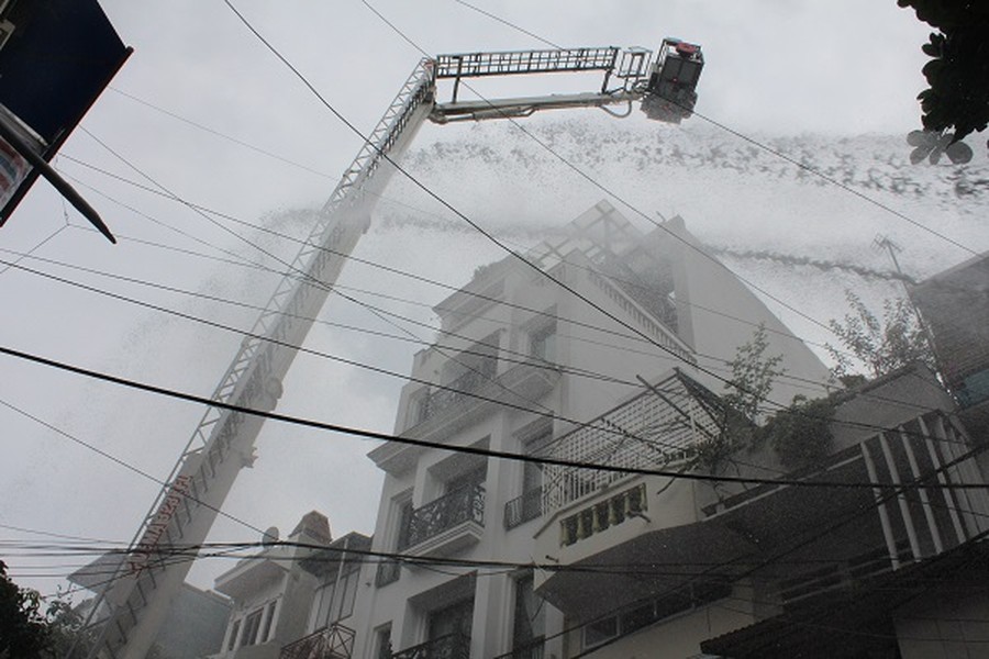 Cận cảnh diễn tập phương án chữa cháy, cứu người mắc kẹt tại số nhà 28 Hàng Hòm
