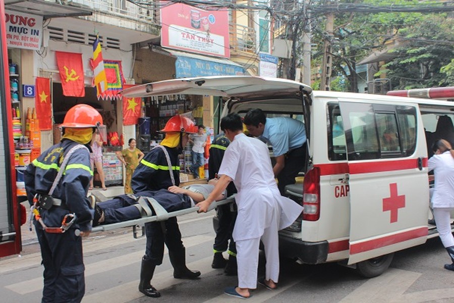 Cận cảnh diễn tập phương án chữa cháy, cứu người mắc kẹt tại số nhà 28 Hàng Hòm