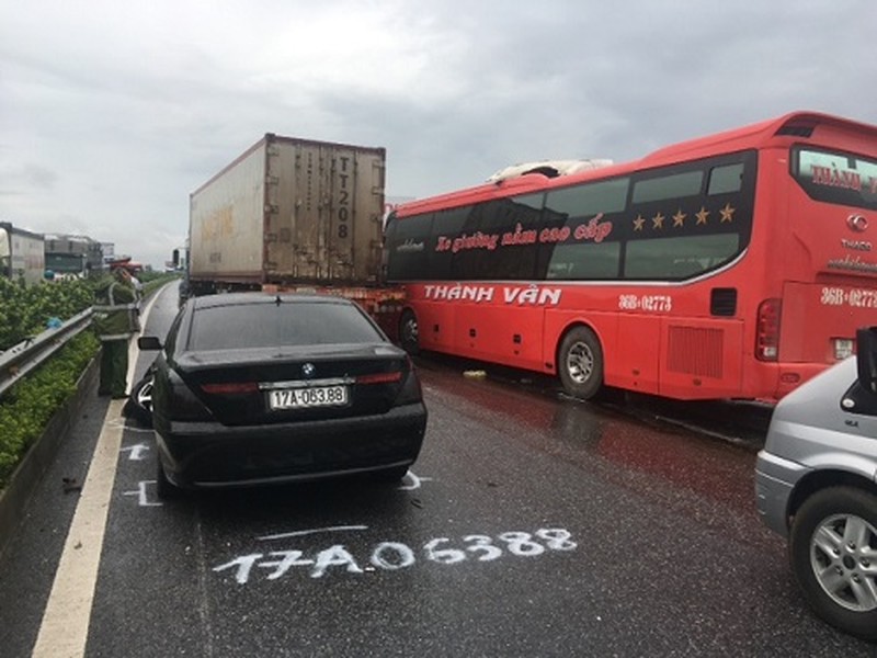 Cận cảnh hiện trường vụ tai nạn giao thông nghiêm trọng trên tuyến Pháp Vân - Cầu Giẽ