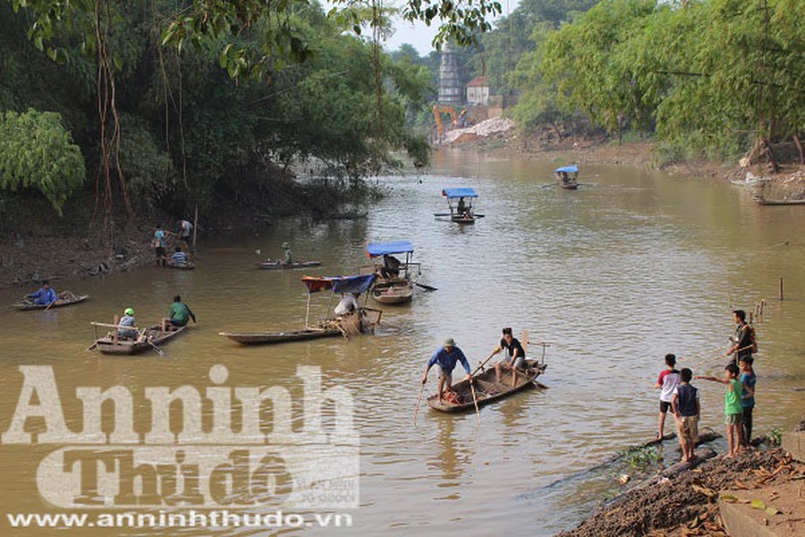 Hà Nội: Cả làng xuống sông đánh dậm
