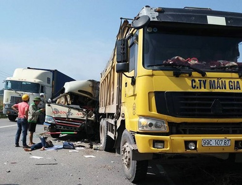 Ảnh hiện trường vụ tai nạn giao thông nghiêm trọng ở Sóc Sơn