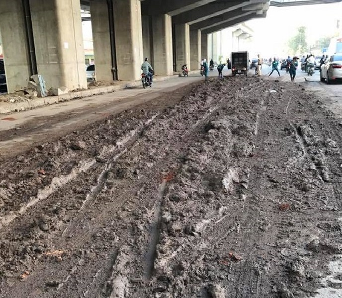 Hà Nội: Xe tải làm rơi bùn đất ra đường, nhiều người bị ngã