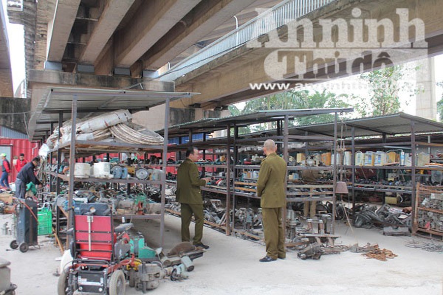 Cận cảnh chợ đồ cũ ở dưới chân cầu Thăng Long