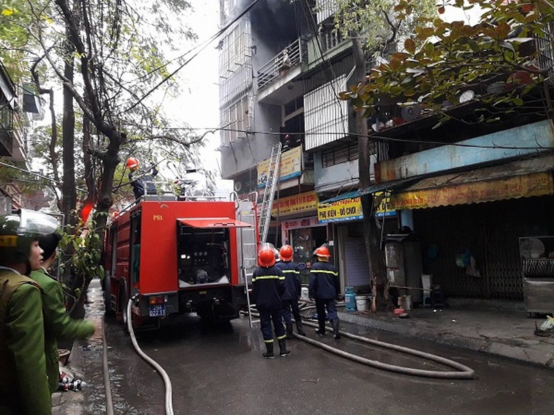 Hà Nội: Cháy lớn cửa hàng phụ tùng ô tô trên phố Lạc Nghiệp