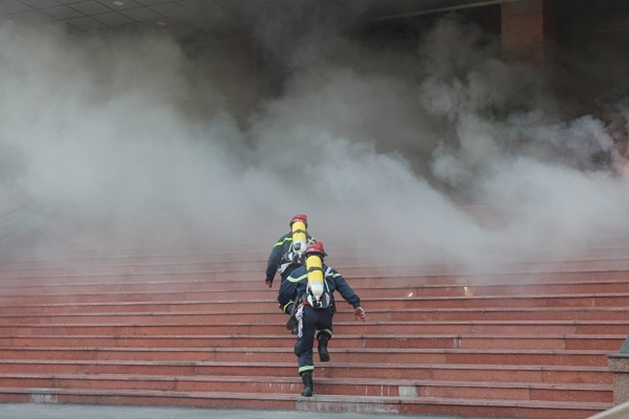 Xem Cảnh sát PCCC dùng phương tiện hiện đại cứu người mắc kẹt trong đám cháy giả định
