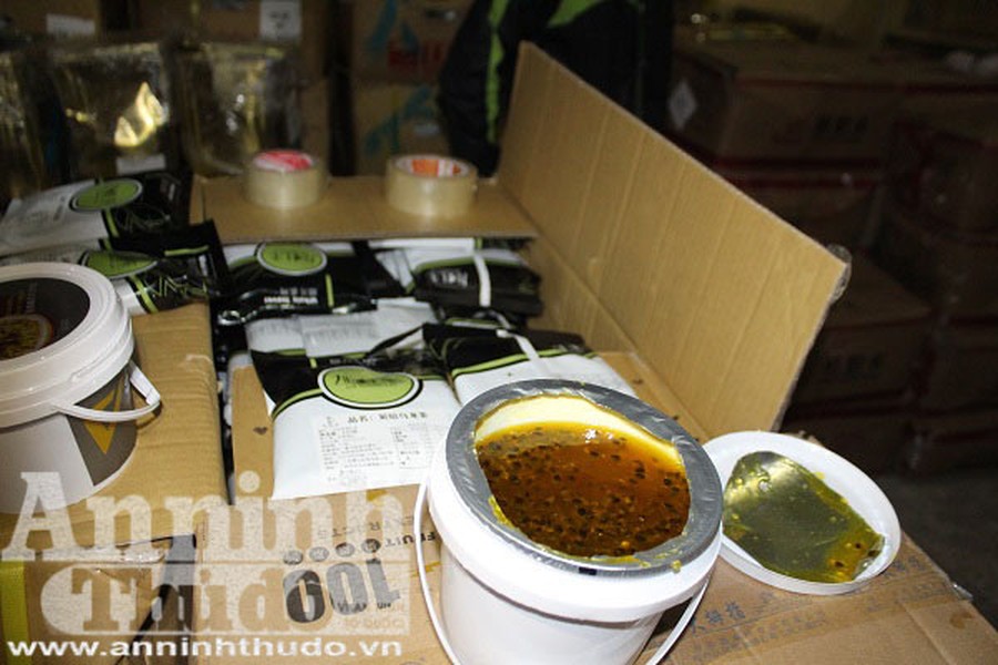 Cận cảnh hơn 4 tấn hương liệu, phụ gia pha chế trà sữa không rõ nguồn gốc