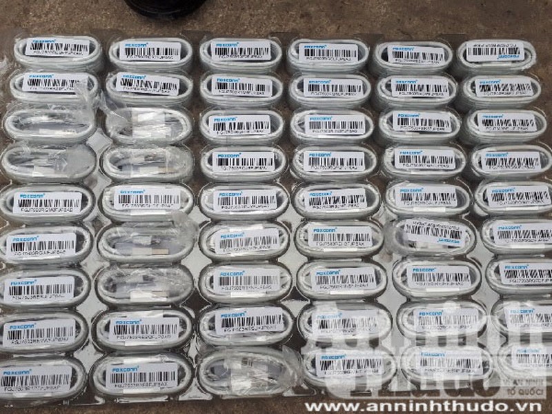 Ảnh: 14.000 sản phẩm phụ kiện điện thoại Samsung, iPhone, Oppo không rõ nguồn gốc