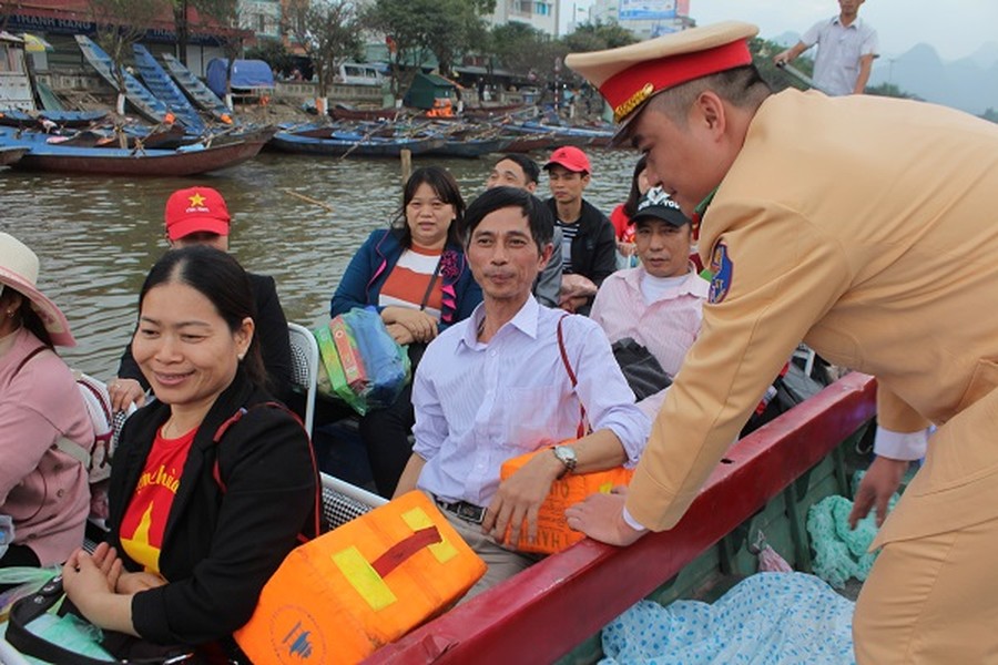Hướng dẫn người dân sử dụng phao nổi ở chùa Hương