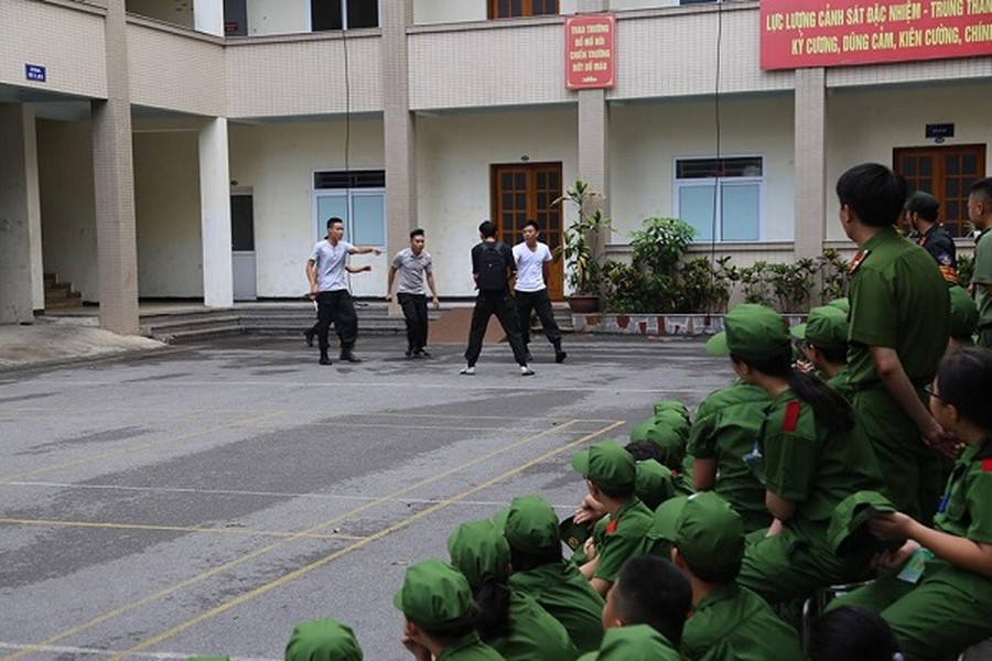Các học viên nhỏ tuổi tham quan hoạt động của lực lượng Công an Thủ đô