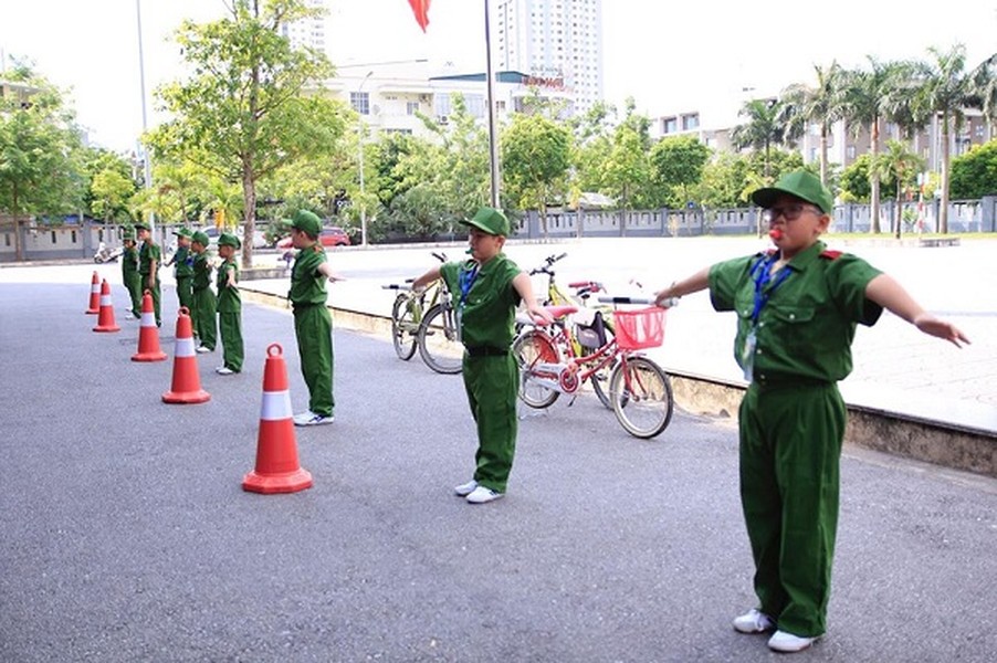 Các học viên nhỏ tuổi tham quan hoạt động của lực lượng Công an Thủ đô