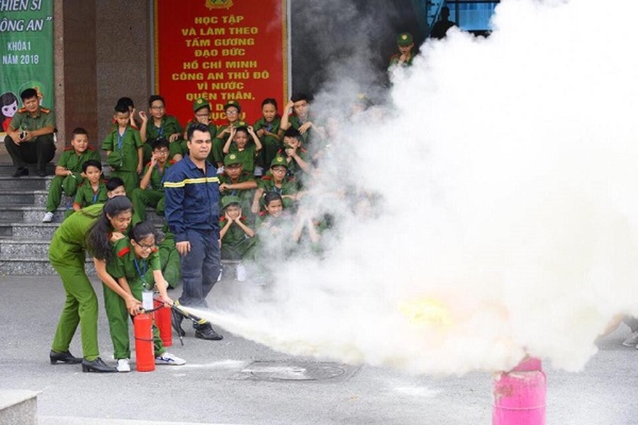 Các học viên nhỏ tuổi thử làm lính cứu hỏa