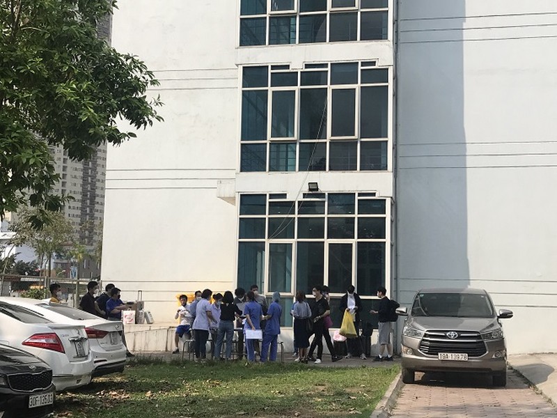 [Ảnh] 15 công dân hoàn thành cách ly tập trung tại bệnh viện CATP Hà Nội được trở về nhà