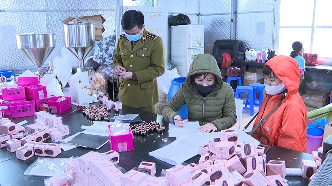 [Ảnh] Cận cảnh số lượng lớn mỹ phẩm có dấu hiệu vi phạm bị thu giữ tại Hà Nội