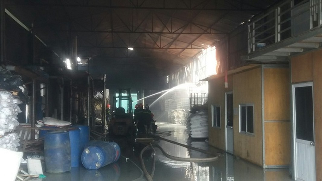[Ảnh] Cận cảnh hiện trường vụ cháy kho hóa chất ở quận Long Biên