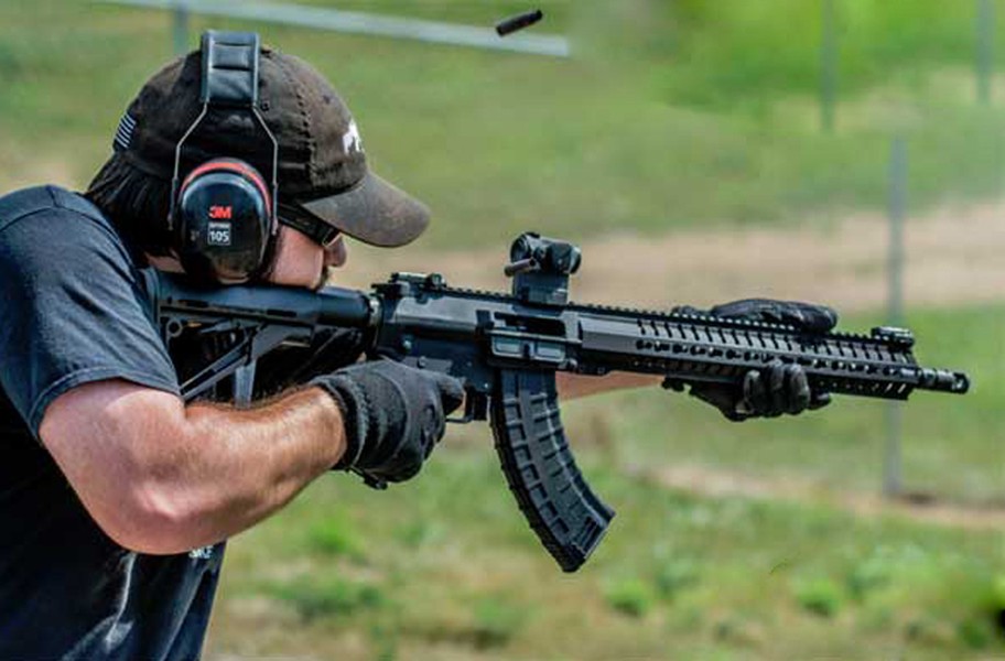 Siêu súng kết hợp giữa hai khẩu súng trường nổi tiếng nhất thế giói AK-47 của Nga và M-16 của Mỹ