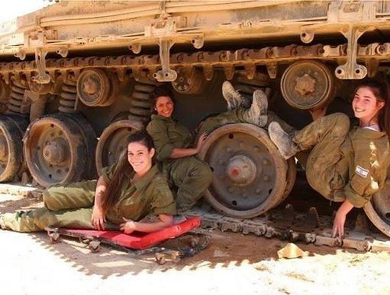 Mê mẩn với vẻ đẹp của các nữ quân nhân thiện chiến nhất thế giới