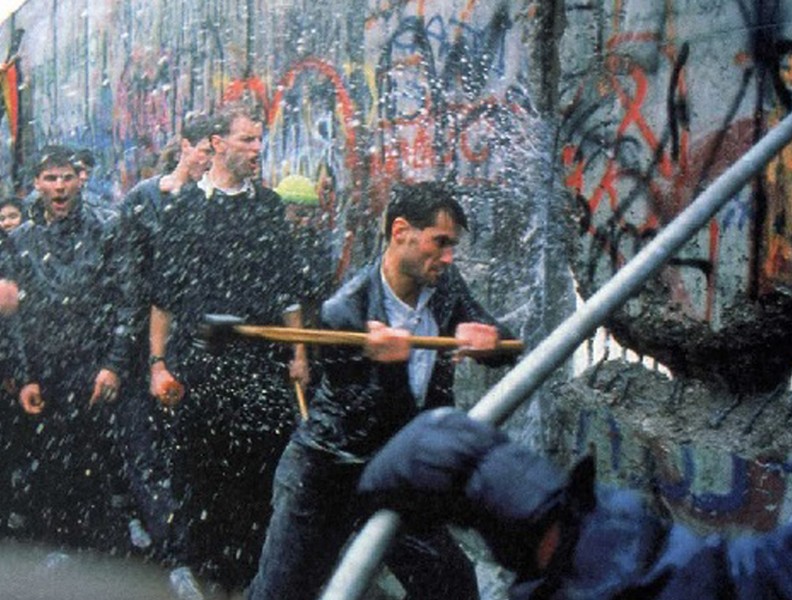 Vĩnh biệt ông Helmut Kohl - người phá đổ bức tường Berlin để tạo nên nước Đức hiện đại