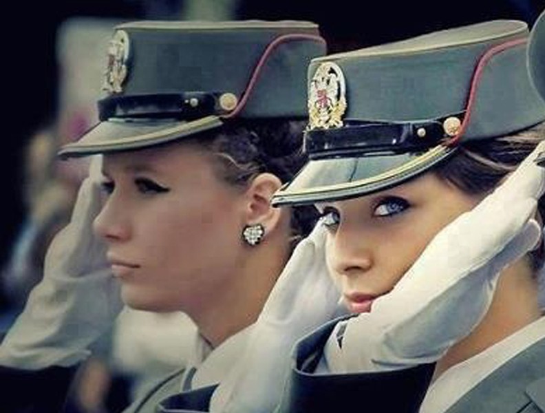 Vẻ đẹp tự nhiên hiếm có của nữ binh sĩ Serbia