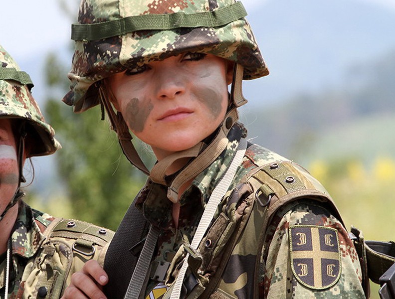 Vẻ đẹp tự nhiên hiếm có của nữ binh sĩ Serbia