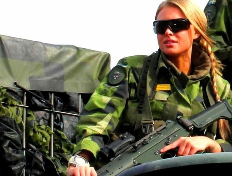  Vẻ đẹp sắc lạnh của nữ binh sĩ Thụy Điển khiến người xem mê đắm
