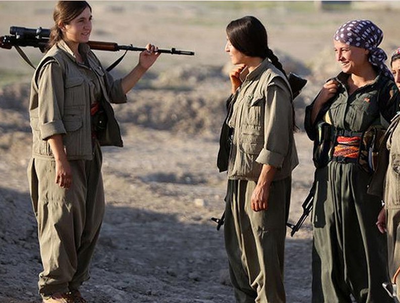 Vẻ đẹp cuốn hút của nữ chiến binh khiến khủng bố IS còn sợ hơn cả tên lửa Mỹ (II)