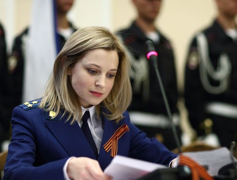 Vẻ đẹp của người phụ nữ khiến Ukraine truy nã trong khi Nga tuyên dương