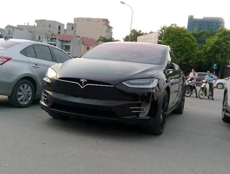 Bất ngờ siêu xe điện Tesla trị giá 8 tỷ đồng lăn bánh tại Hà Nội