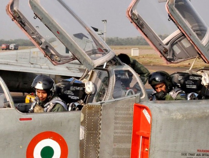 Cận cảnh tiêm kích cánh cụp cánh xòe MiG-23 của Ấn Độ vừa bị rơi cháy rụi
