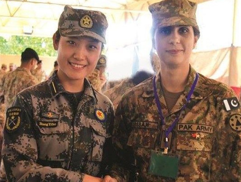 Vẻ đẹp cuốn hút say lòng người của nữ binh sĩ Pakistan