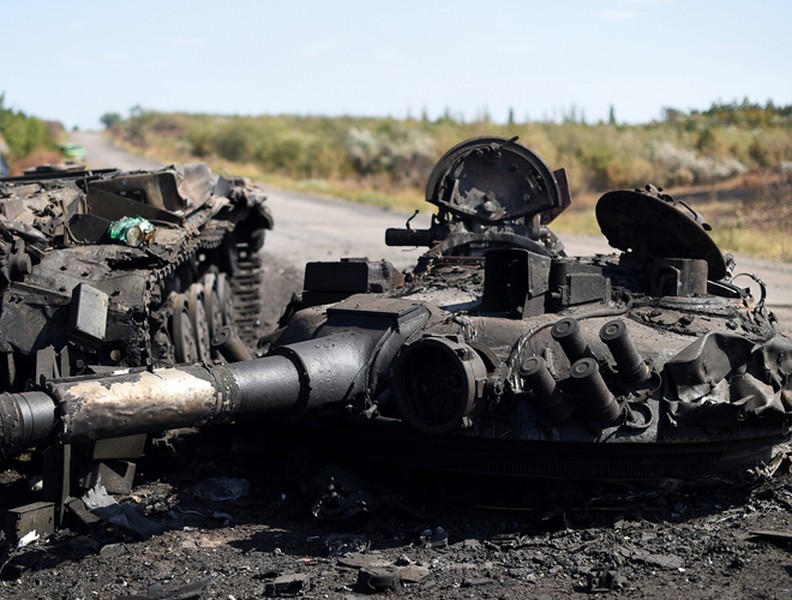 Tại sao xe tăng Nga mỗi khi trúng đạn thường bị thổi bay tháp pháo?