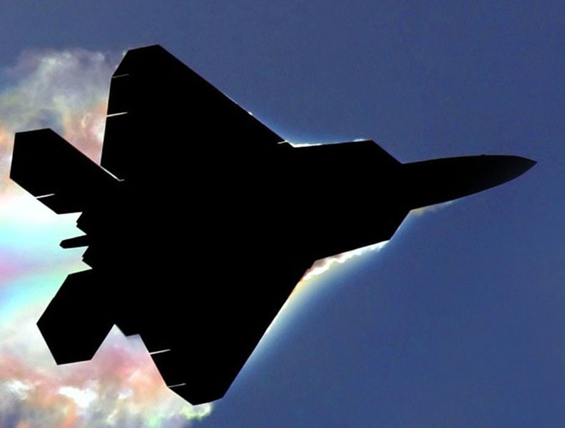 Ẩn ý của Mỹ khi bất ngờ cho máy bay mạnh nhất thế giới F-22 tham chiến tại Syria và đòn cân não với Nga