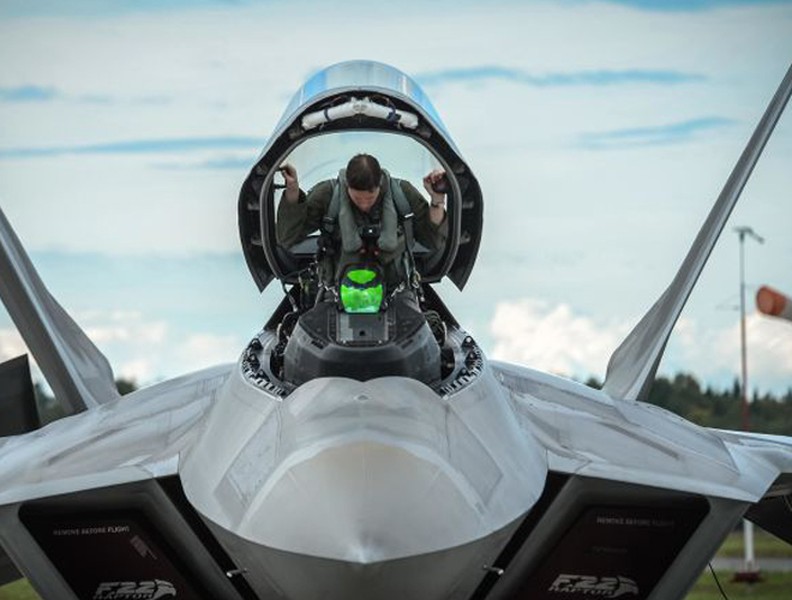 Ẩn ý của Mỹ khi bất ngờ cho máy bay mạnh nhất thế giới F-22 tham chiến tại Syria và đòn cân não với Nga